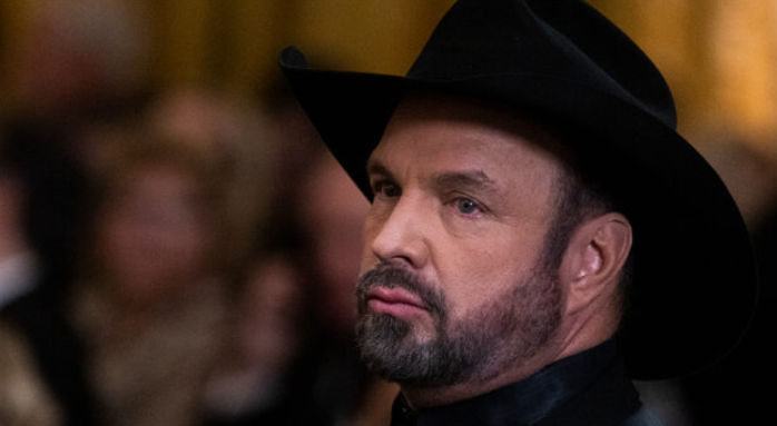 Garth Brooks moved to tears by Kelly Clarkson’s ‘The Dance’ cover