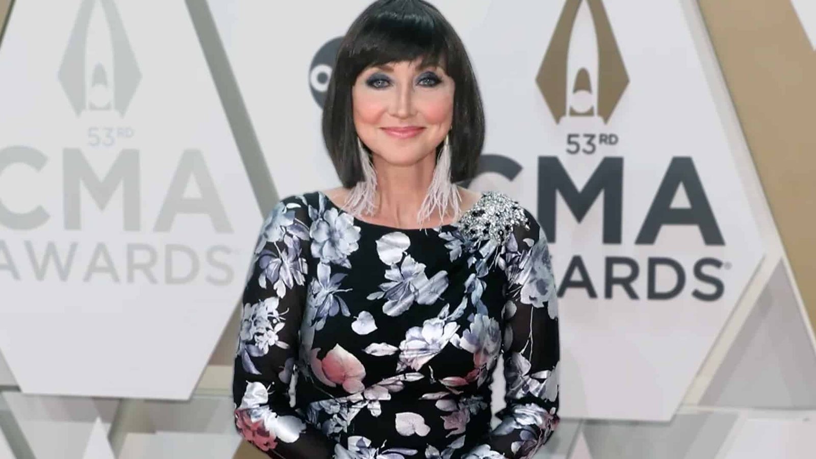 ’90s Country Star Pam Tillis Proves She’s Still Got It With Stunning Live Vocals at 68