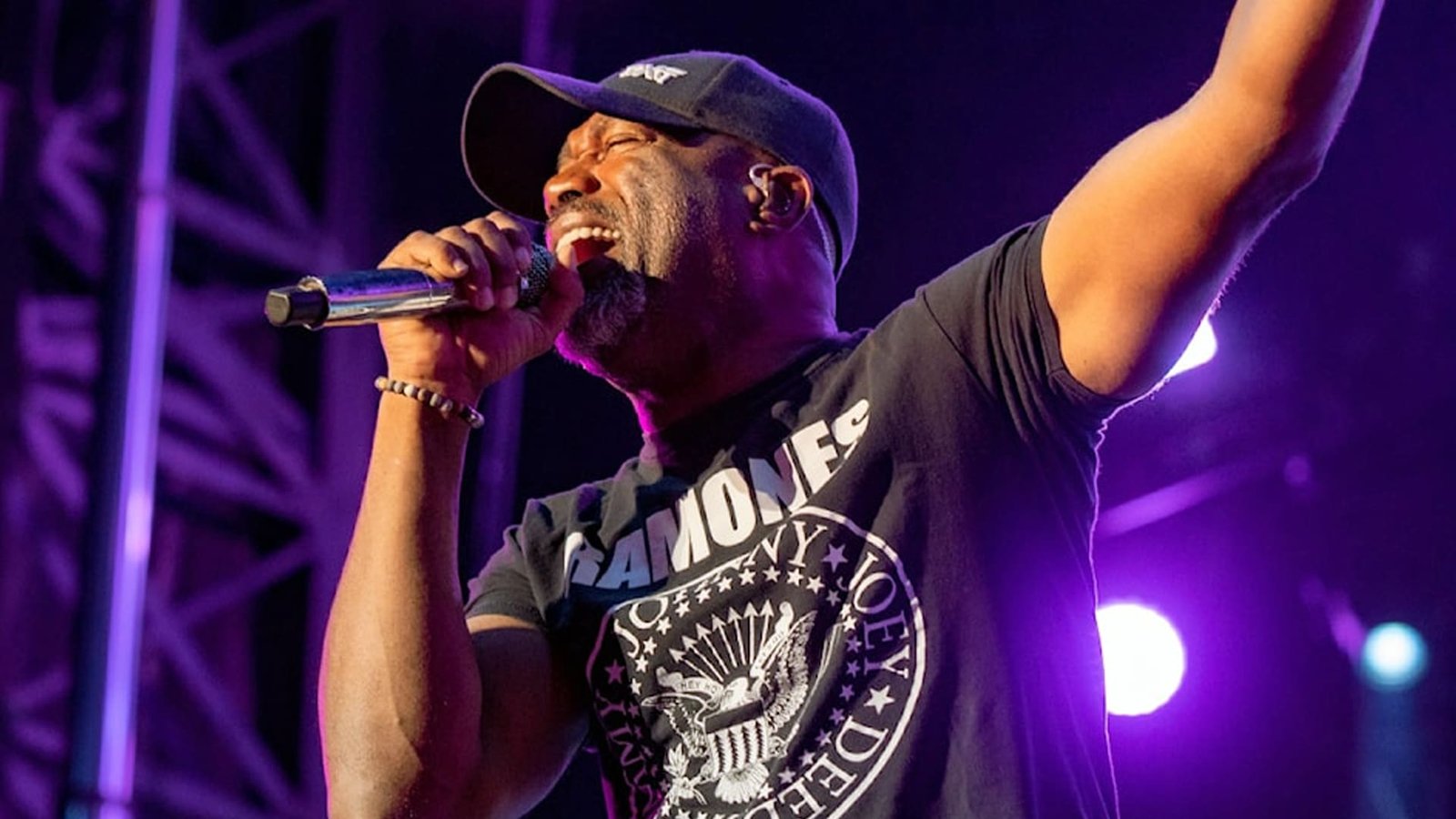 Darius Rucker Walks Off Stage After 4 Songs Says “I Can’t Sing Anymore” and Refunds Fans