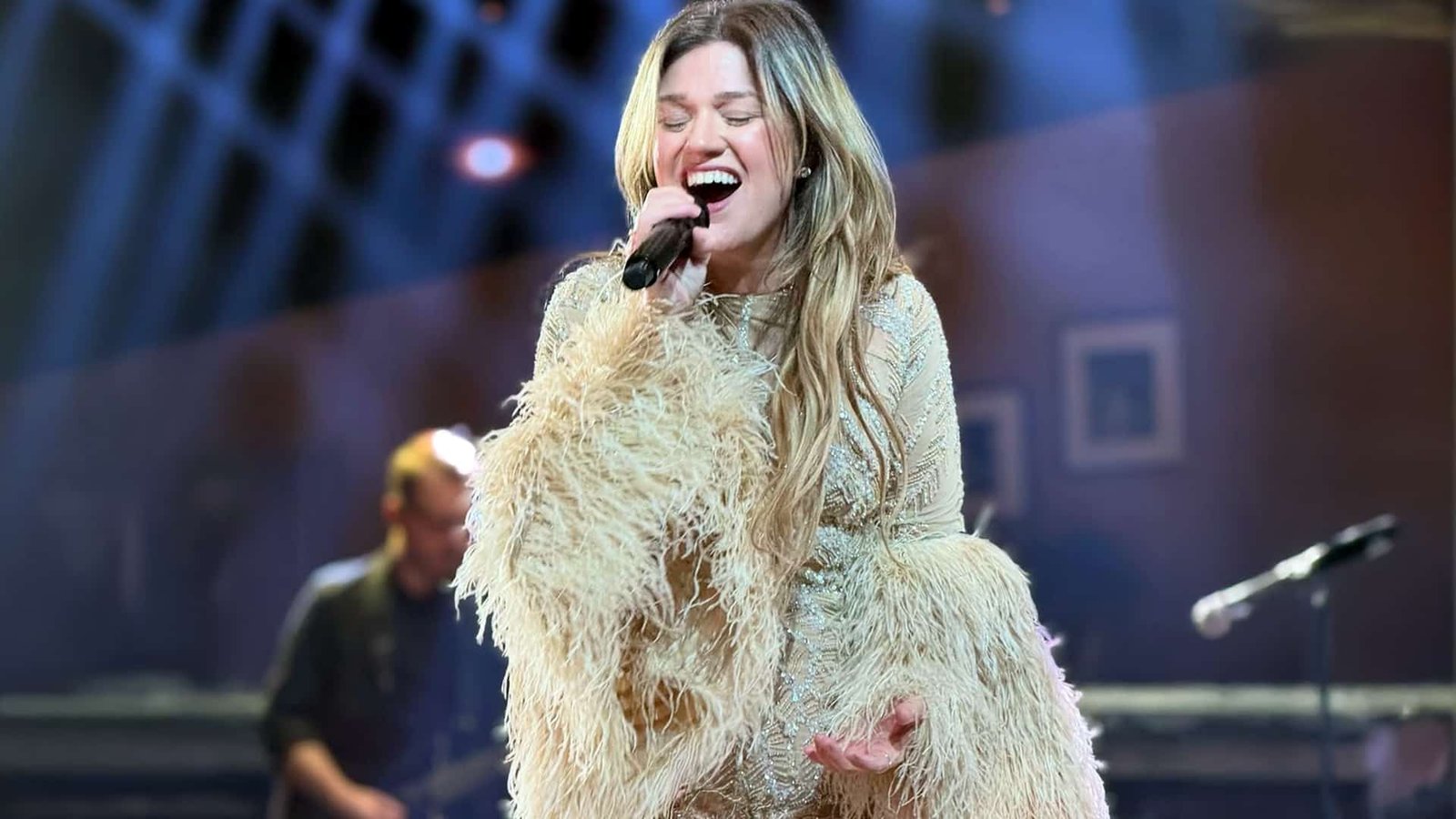 Kelly Clarkson Grants Dolly Parton’s Special Song Request With Stunning “I Will Always Love You” in Vegas