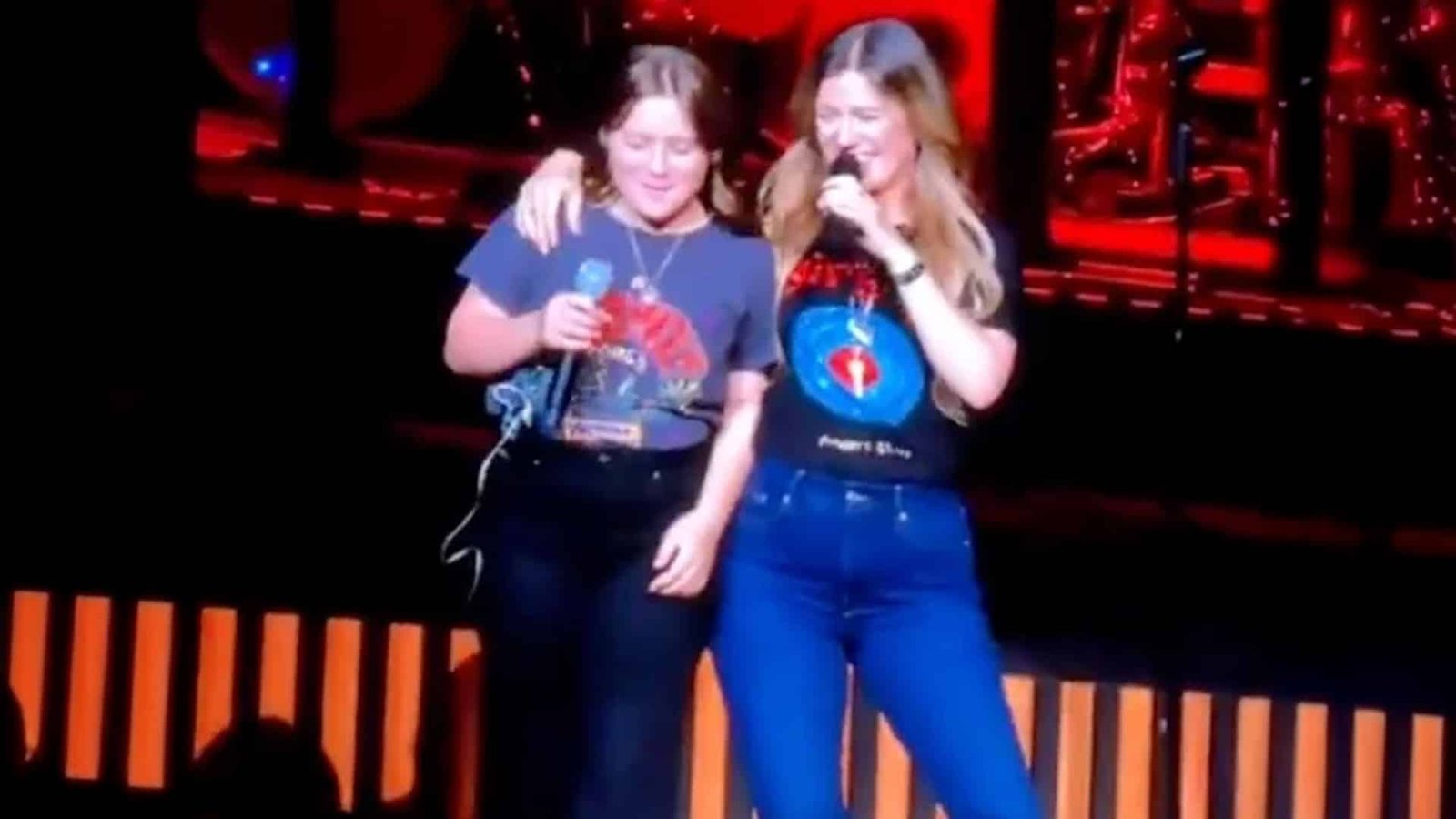 Kelly Clarkson Surprises Vegas Crowd With a Heartfelt Duet With Daughter River Rose