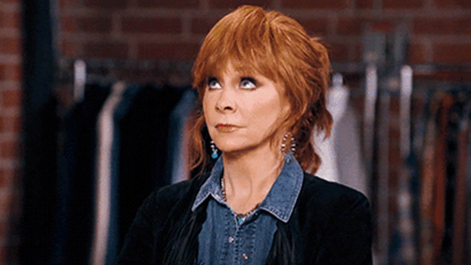 Reba McEntire’s Co-Star Spills on What She’s Really Like When the Cameras Stop Rolling