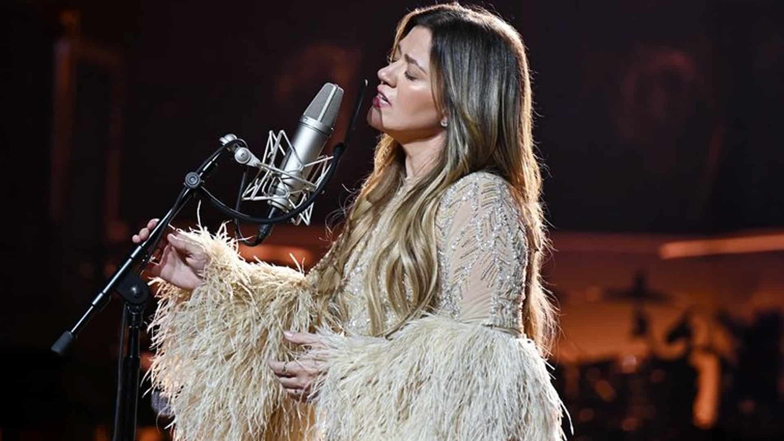 Kelly Clarkson in Tears Singing ‘Piece by Piece’ Just Days Before Brandon Blackstock’s Death
