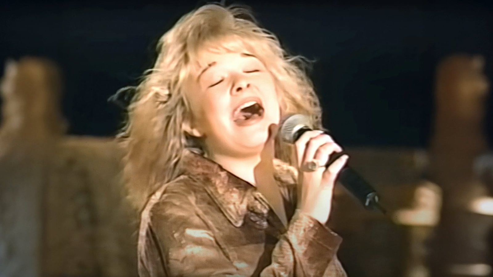 LeAnn Rimes Stuns with Her Rendition of “Unchained Melody” at Just 14 Years Old