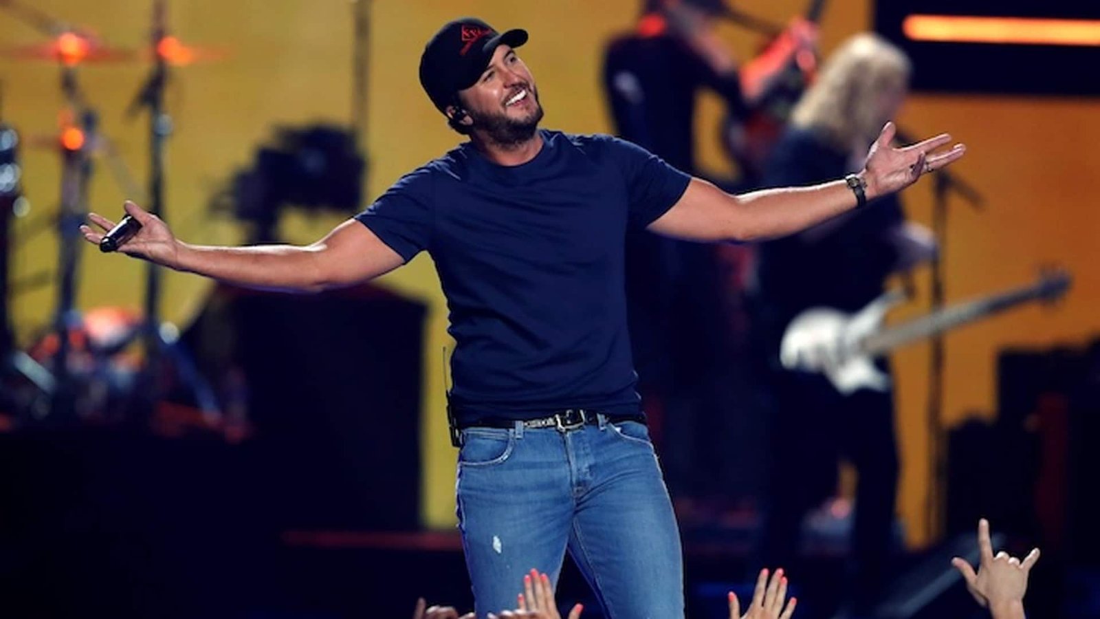 Luke Bryan Suffers a “Below the Belt” Injury While Trying to Moonwalk at Pennsylvania Show