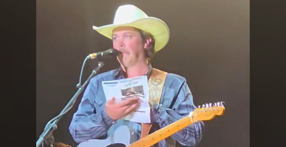 Zach Top Hilariously Messes Up Onstage Gender Reveal