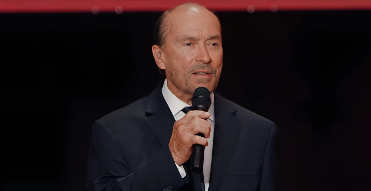 Lee Greenwood Delivers Powerful “God Bless The U.S.A.” Performance At Charlie Kirk Memorial Service