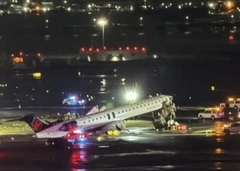 Two pilots dead, two Port Authority cops seriously injured at LaGuardia as flight, emergency vehicle collide: sources
