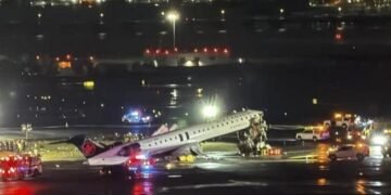 Two pilots dead, two Port Authority cops seriously injured at LaGuardia as flight, emergency vehicle collide: sources