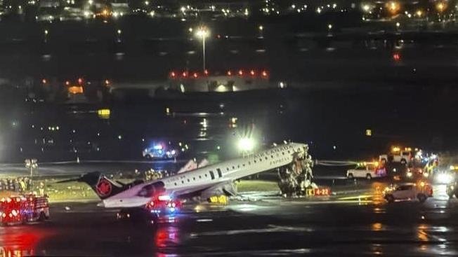 Two pilots dead, two Port Authority cops seriously injured at LaGuardia as flight, emergency vehicle collide: sources