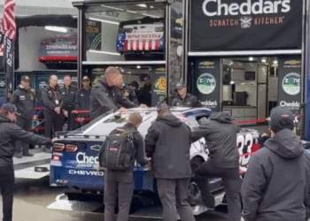 The Entire NASCAR Garage Gathered In Silence To Watch Kyle Busch’s Car Being Unloaded At Charlotte