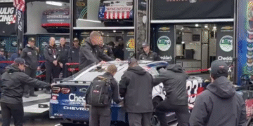 The Entire NASCAR Garage Gathered In Silence To Watch Kyle Busch’s Car Being Unloaded At Charlotte