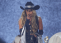 Lainey Wilson Opens 2026 ACM Awards With “Can’t Sit Still”