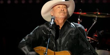 70,000 Fans Sing “Where Were You (When The World Stopped Turning)” During Alan Jackson’s Emotional Farewell Concert