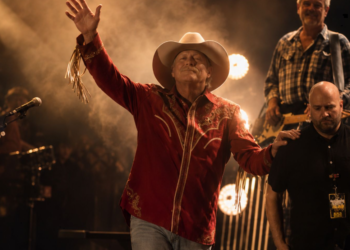 “I’m Not Dead”: Alan Jackson’s Emotional Words Leave Nashville Crowd in Tears