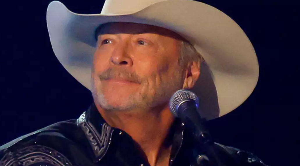 9 Unforgettable Moments From Alan Jackson’s Final Show [Watch]