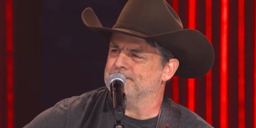 Rhett Akins Moved To Tears After Grand Ole Opry Extends Invitation