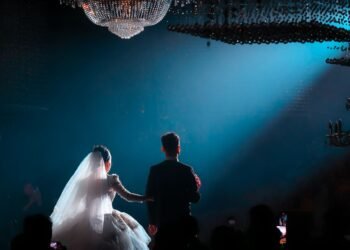 10 Romantic Wedding Lighting Ideas To Transform Your Reception