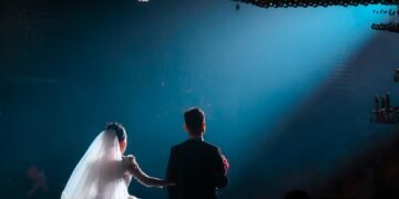 10 Romantic Wedding Lighting Ideas To Transform Your Reception