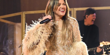 Kelly Clarkson Suffers Wardrobe Mishap On Stage, And Her Response Is Priceless