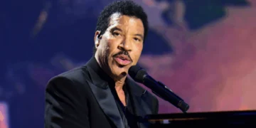 Lionel Richie Reportedly Hospitalized After Saturday Night Performance