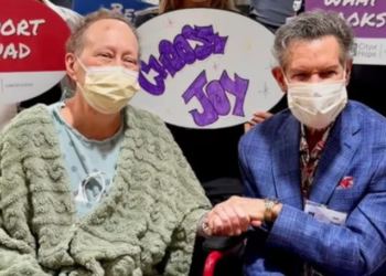 Cancer Patient’s Dream Comes True As Randy Travis Surprises Her In Hospital