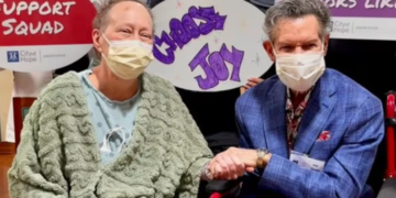 Cancer Patient’s Dream Comes True As Randy Travis Surprises Her In Hospital