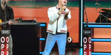 Scotty McCreery Brings Country Fans To Their Feet With “Hello Darlin'” At The Opry