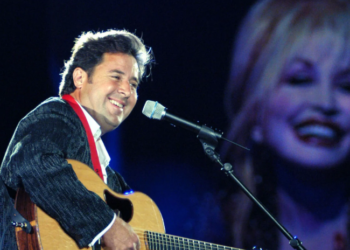 Vince Gill Honors Dolly Parton With Tearful “I Will Always Love You” Performance
