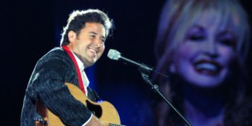 Vince Gill Honors Dolly Parton With Tearful “I Will Always Love You” Performance