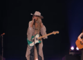 Lainey Wilson Honors Her “Hero,” Dolly Parton, With Lively “9 To 5” Cover