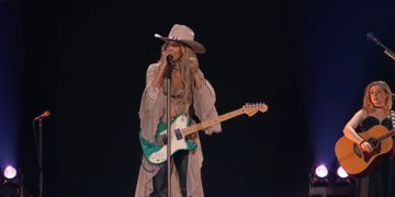 Lainey Wilson Honors Her “Hero,” Dolly Parton, With Lively “9 To 5” Cover
