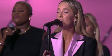Lainey Wilson Honors 9/11 Victims With Powerful “Amazing Grace” Performance