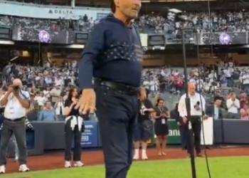 Lee Greenwood Honors 9/11 Victims at Emotional Yankees Game